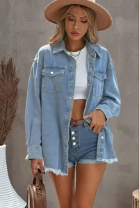 Vue détaillée d'une veste en jean bleu clair délavé avec ourlet effiloché