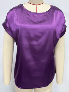Elegante blusa in raso viola a maniche corte con girocollo e vestibilità comoda