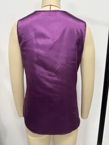 Detaillierte Rückansicht eines glatten lila Satin ärmellosen Basic Tanktop Bluse für Damen