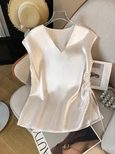 Detailansicht der weißen Satin-Bluse mit V-Ausschnitt und elegantem seitlichem Tunnelzug