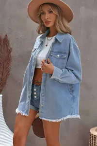 Veste en jean bleu clair oversize élégante avec ourlets effilochés et poches latérales