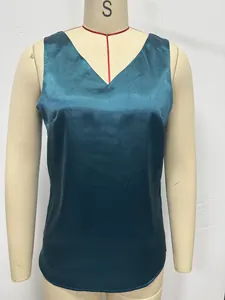 Detaillierte Ansicht eines petrolgrünen Satin-Tanktops mit V-Ausschnitt auf einer Puppe