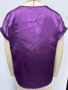 Vista posteriore di una camicetta di raso viola a maniche corte da donna, stile casual