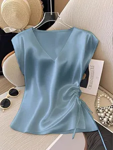 Detailansicht einer hellblauen Satinbluse mit V-Ausschnitt und elegantem Tunnelzug