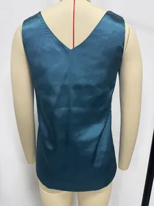 Detailansicht der Rückseite eines dunkelblauen Satin-V-Ausschnitt-Tops auf Torso.
