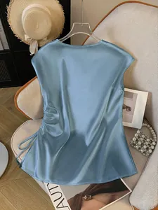 Detailansicht des hellblauen ärmellosen Satinoberteils mit eleganter seitlicher Raffung.