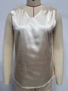 Detailansicht eines champagnerfarbenen, ärmellosen Satin-Tops mit V-Ausschnitt