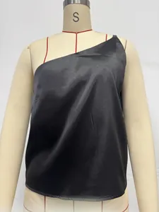 Vue détaillée d'une élégante caraco en satin noir à une épaule pour la mode d'été féminine