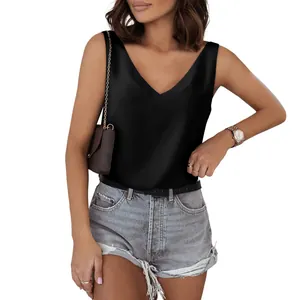 Nahaufnahme eines eleganten schwarzen Satin-Tops mit V-Ausschnitt für Damenmode