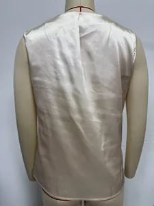 Detail-Rückansicht einer eleganten, champagnerfarbenen Satin-Weste für Damen