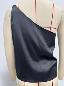 Détails du dos d'un haut asymétrique en satin noir exposé sur un mannequin professionnel