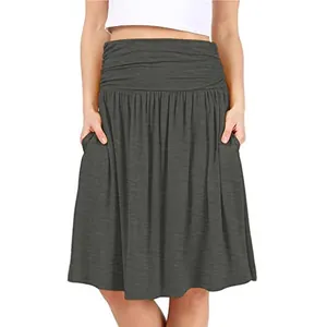 Jupe midi plissée gris foncé pour femme avec taille haute et poches latérales chic.