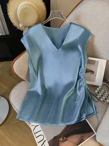 Detailansicht des hellblauen Satin-Oberteils mit V-Ausschnitt und seitlichem Kordelzug