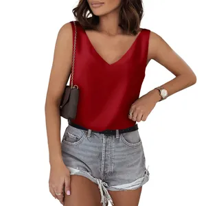 Nahaufnahme des roten Satin-Tops mit V-Ausschnitt, glatte Textur und eleganter Fall.