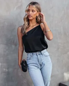 Élégant chemisier en satin noir à une épaule avec finition lisse pour un look chic.