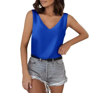 Detailansicht eines glänzenden blauen Satin-Tops für Damen mit elegantem V-Ausschnitt