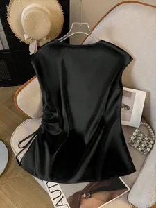 Detailansicht eines luxuriösen schwarzen Satin-Oberteils ohne Ärmel mit Kordelzug