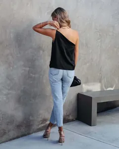 Vue arrière d'un élégant caraco en satin noir à épaule dénudée pour femmes, coupe décontractée