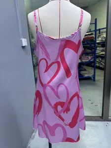 Vue arrière détaillée d'une chemise de nuit en satin rose avec des cœurs rouges sur un mannequin