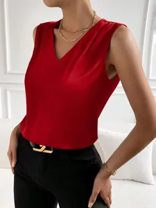 Elegante blusa de satén rojo sin mangas con cuello en V para ropa de oficina y urbana chic