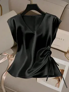 Detailaufnahme eines schwarzen Satin-Tops mit V-Ausschnitt und Seitenzugband