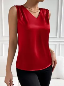 Elegante top de satén rojo sin mangas con cuello en V y textura sedosa