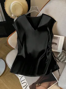 Detailansicht der eleganten Satinstruktur und des Kordelzugs der V-Ausschnitt Bluse.