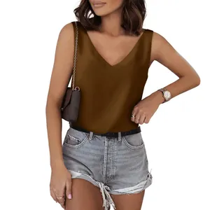 Detailansicht eines eleganten braunen Satin-Tops mit V-Ausschnitt ohne Ärmel
