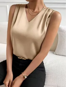 Vista detallada de una elegante blusa de satén dorado champán sin mangas con cuello en V chic