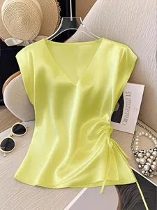 Elegante limonengrüne Satinbluse mit V-Ausschnitt und verstellbarem Kordelzug seitlich.