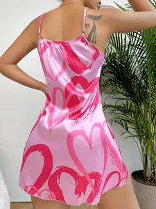 Vue arrière d'une nuisette en satin rose avec un imprimé cœur audacieux et un dos nu