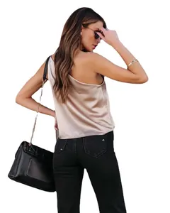 Haut élégant en satin champagne à une épaule vue arrière montrant la texture soyeuse