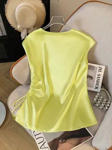 Nahaufnahme des limonengrünen Satin-Tops mit einer eleganten seitlichen Raffung.