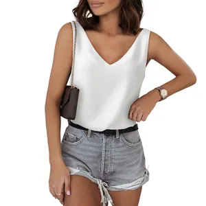 Nahaufnahme eines eleganten weißen Satin-Tops mit V-Ausschnitt und seidiger Textur