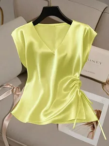 Nahaufnahme der eleganten gelben Satin-V-Ausschnitt-Bluse mit seitlichem Kordelzug