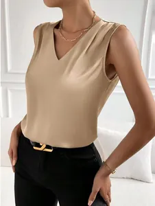 Elegante top de satén sin mangas con cuello en V en color caqui y un acabado sedoso chic.