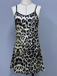 Detailansicht des Satin-Unterkleids mit Leopardenmuster für Damen-Hausbekleidung.