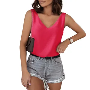 Elegant gestyltes rotes Satin-Top mit V-Ausschnitt und einem seidigen Glanz