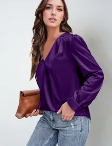 Elegante camicetta in raso viola scuro con scollo a V e maniche lunghe a pieghe per l'ufficio