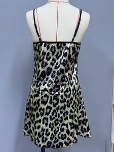 Detaillierte Rückansicht eines Satin-Camisole-Nachthemds mit Leopardenmuster am Mannequin