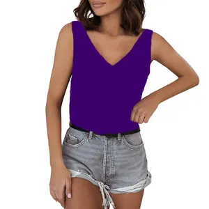 Nahaufnahme eines lila Satin-Tops mit V-Ausschnitt für Damen für den lässigen Sommer