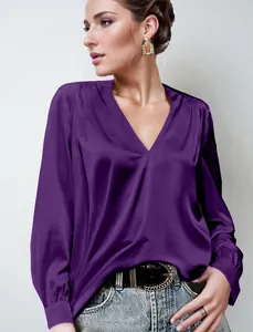 Dettaglio della blusa in raso viola con scollo a V, eleganti pieghe e trama liscia.