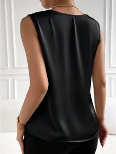 Detalle de la vista posterior de un elegante top de satén negro sin mangas mujer