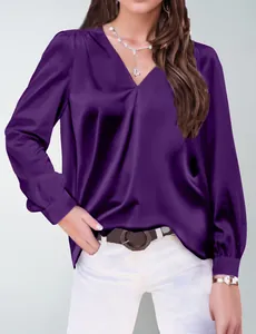 Elegante camicetta di raso viola con scollo a V, pieghe e maniche lunghe da donna