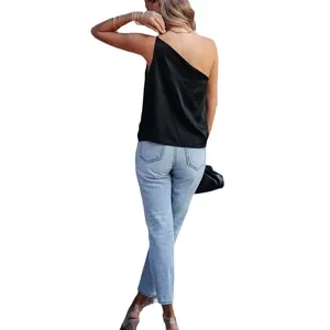 Élégant haut en satin noir à une épaule avec coupe décontractée pour femmes actives