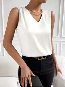 Vista detallada de la elegante blusa blanca de satén con cuello en V para uso diario