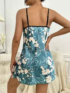 Detailansicht der Rückseite eines sexy satin Nachthemds mit floralem Print in Blaugrün für Damen