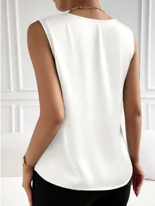 Vista trasera elegante blusa sin mangas de satén blanco para mujer, estilo de oficina