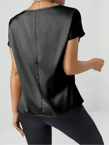 Rückansicht einer schwarzen Satinbluse für Damen mit Fledermausärmeln und glatter Textur