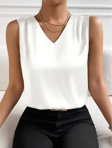 Primer plano de elegante blusa de raso blanco sin mangas con cuello en V para el trabajo